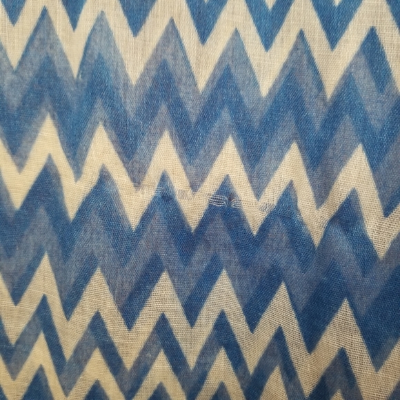 Two scarves: Blue zigzag pattern and black/white infinity scarf - Picture 4 of 5